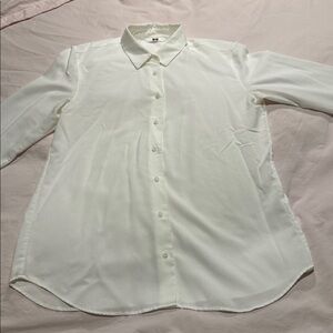 Uniqlo White Button-Up Shirt size small